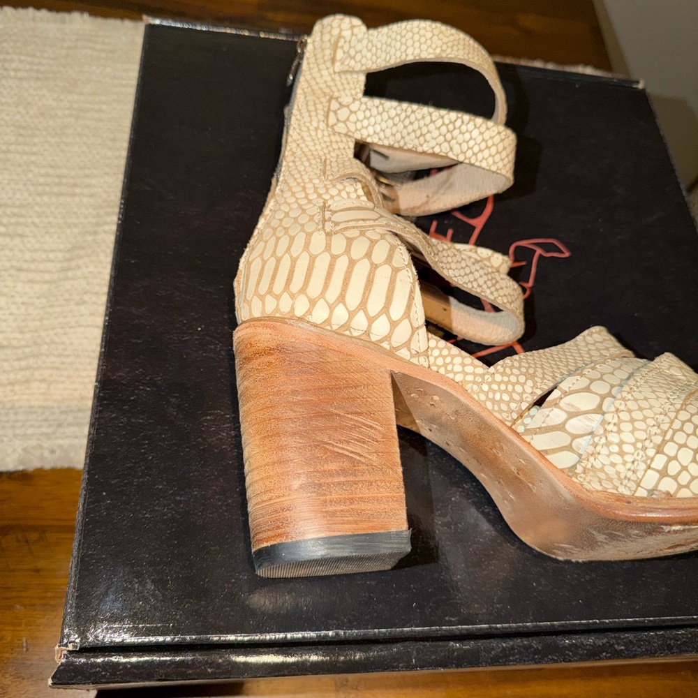 Freebird Brooklyn Cream Buckle Sandals - Picture 7 of 8